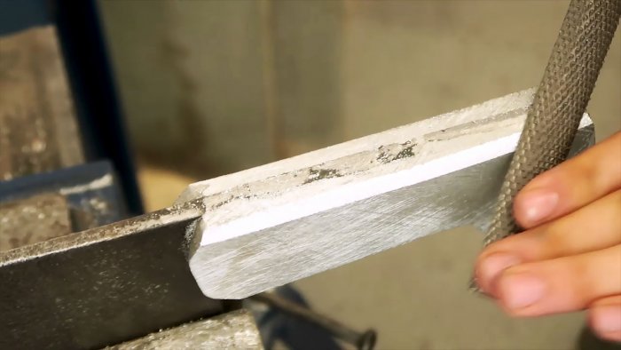 Hoe een aluminium handvat voor een mes of hakmes te gieten