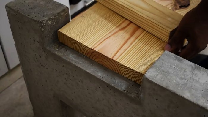 How to make an outdoor bench from concrete and wood
