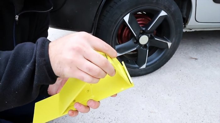 Do-it-yourself folding wheel chock for a car