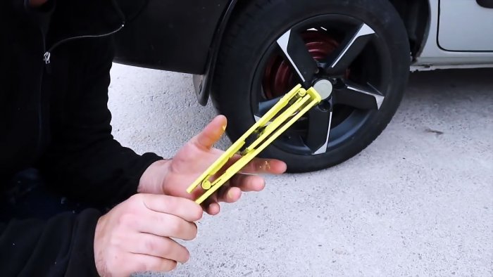 Do-it-yourself folding wheel chock for a car