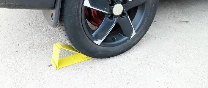 Do-it-yourself folding wheel chock for a car