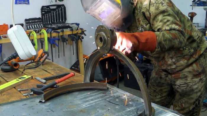 DIY garden hose reel from a car wheel