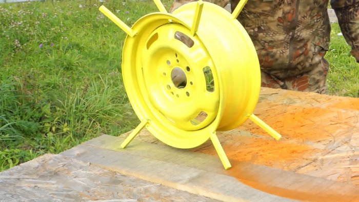 DIY garden hose reel mula sa gulong ng kotse