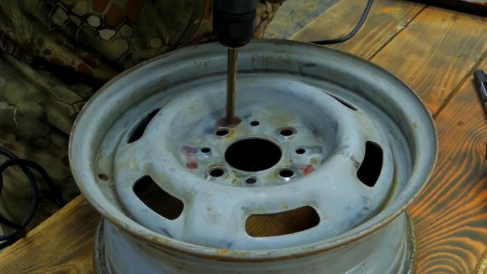 DIY hageslangetrommel fra et bilhjul