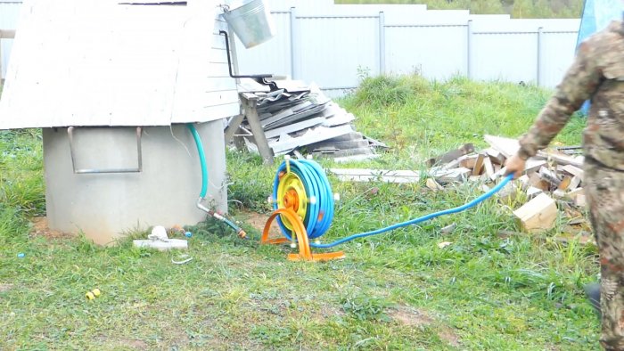 Carrete de manguera de jardín de bricolaje a partir de una rueda de automóvil