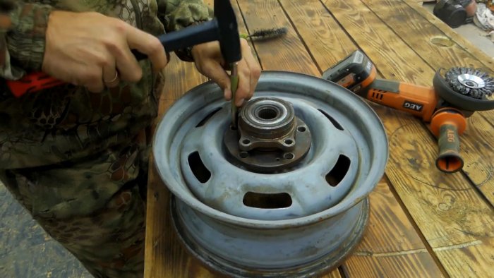 Carrete de manguera de jardín de bricolaje a partir de una rueda de automóvil