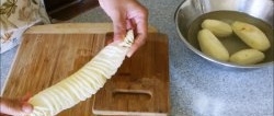 Krumpir narežite na spirale običnim nožem za nekoliko sekundi
