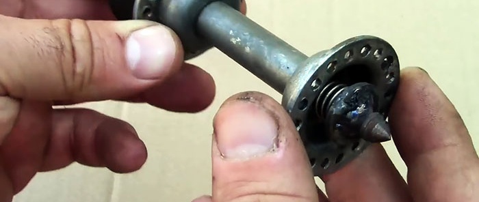Un cop central d'una vàlvula d'automòbil que no cedeix a la mà