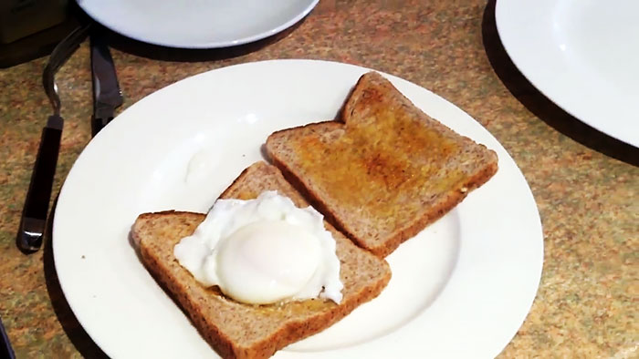 Како брзо кувати меко кувана јаја у тигању
