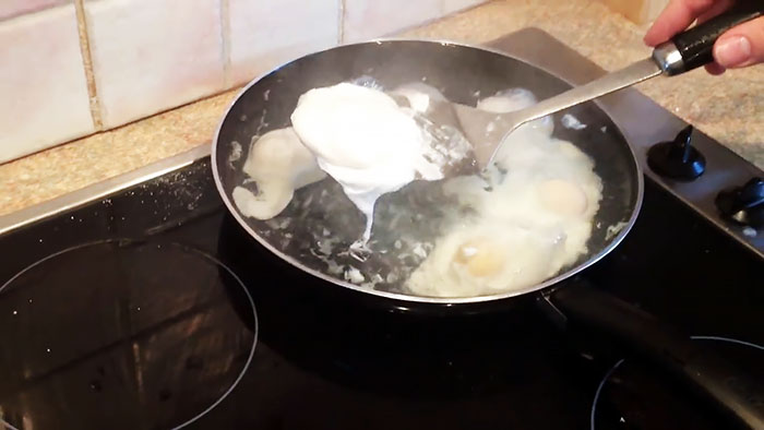 Com bullir ràpidament ous suaus en una paella