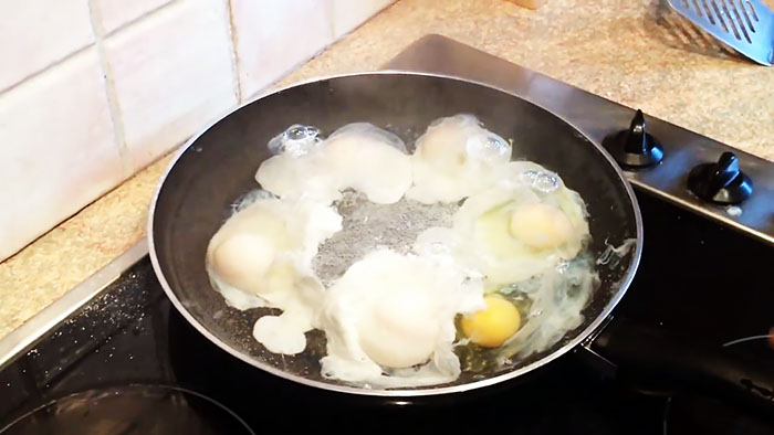 Com bullir ràpidament ous suaus en una paella