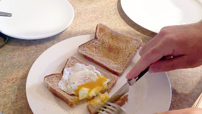 How to quickly boil soft-boiled eggs in a frying pan