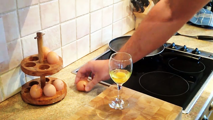 Ako rýchlo uvariť vajcia na mäkko na panvici