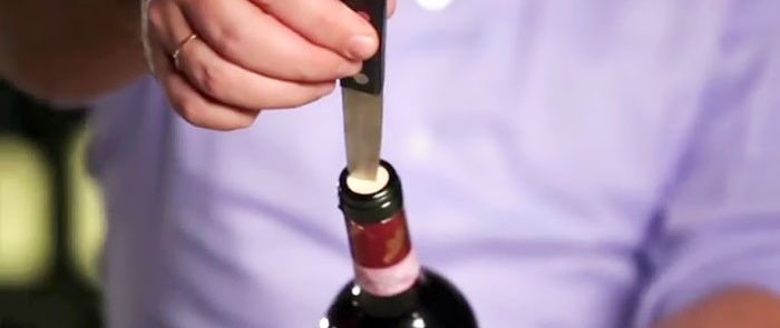 Cách mở chai rượu vang mà không cần mở nút chai