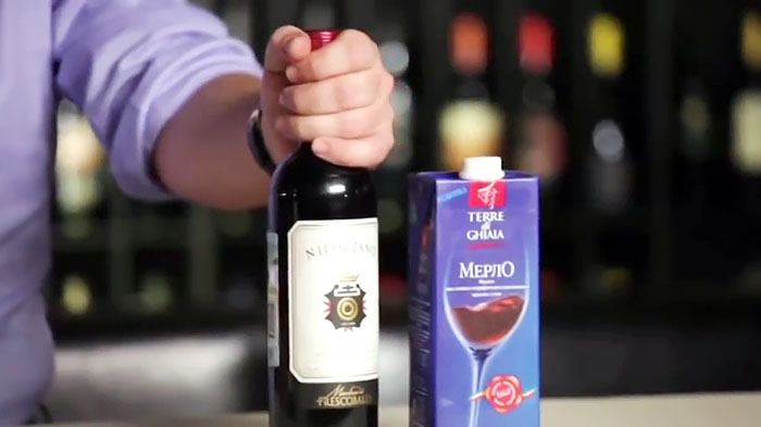 איך פותחים בקבוק יין בלי חולץ פקקים