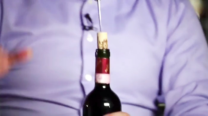 Sådan åbner du en flaske vin uden proptrækker
