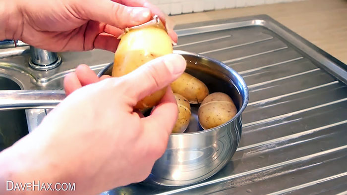 Una manera de pelar ràpidament les patates perquè la pell es desprengui per si sola