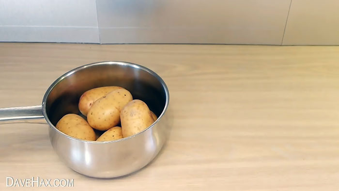Veids, kā ātri nomizot kartupeļus, lai miza nolobās pati