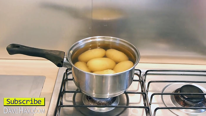 Een manier om aardappelen snel te schillen, zodat de schil vanzelf loslaat