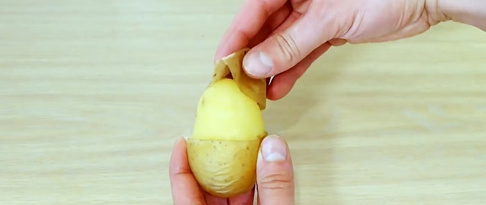 Een manier om aardappelen snel te schillen, zodat de schil vanzelf loslaat