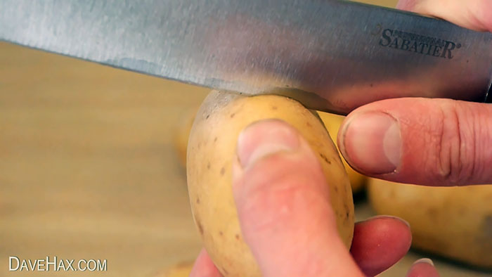 Veids, kā ātri nomizot kartupeļus, lai miza nolobās pati