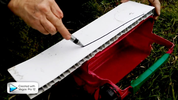 Gran caja de herramientas hecha con un bote de plástico.