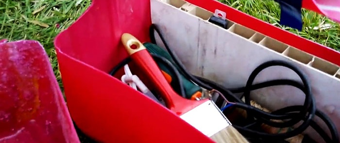 Gran caja de herramientas hecha con un bote de plástico.