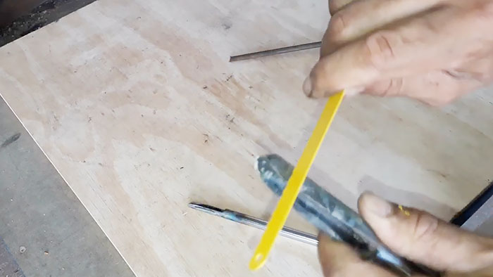 Wie man Handwerkzeuge mit einer Blechdose und Holzkohle schnell härtet