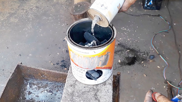 Как бързо да втвърдите ръчни инструменти с помощта на тенекия и въглен