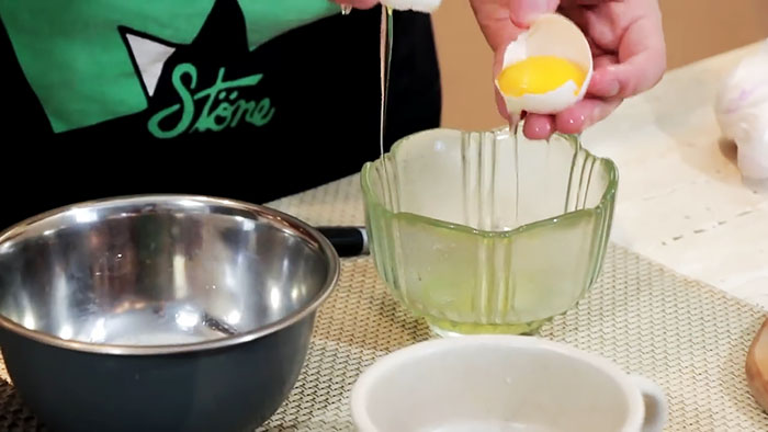 Cozinhar ovos longos e retos em casa