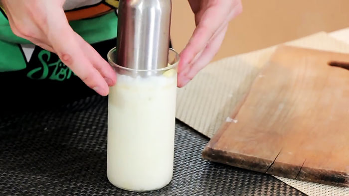 Zu Hause gerade lange Eier kochen