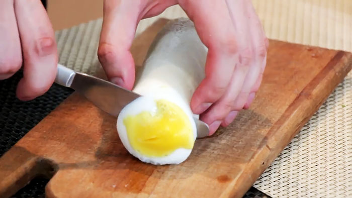Zu Hause gerade lange Eier kochen