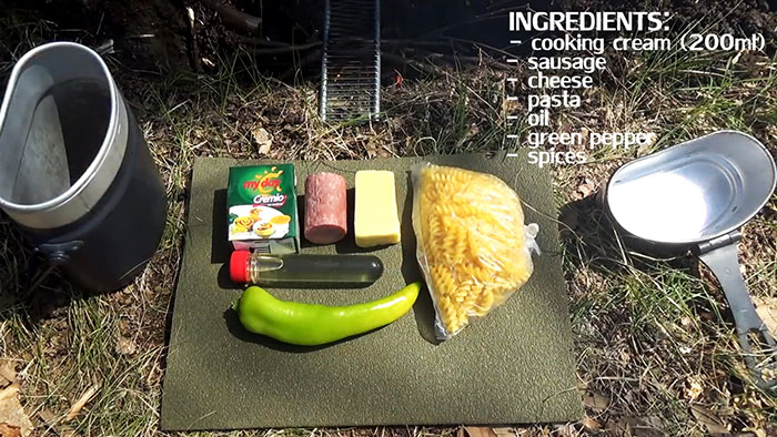 Picknick in der Natur, leckere Pasta am Feuer
