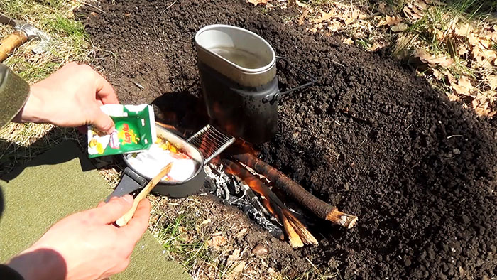 Picknick in de natuur heerlijke pasta op het vuur