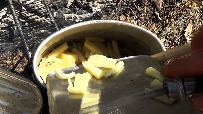 Picknick i naturen läcker pasta på elden