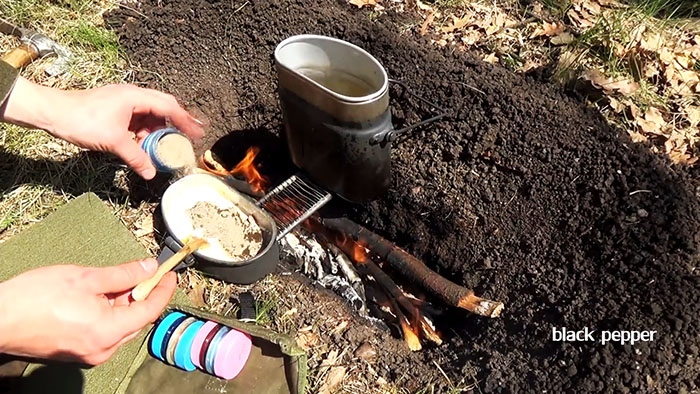 Picknick in der Natur, leckere Pasta am Feuer