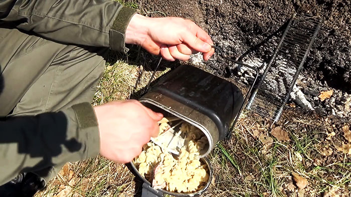Picknick i naturen läcker pasta på elden