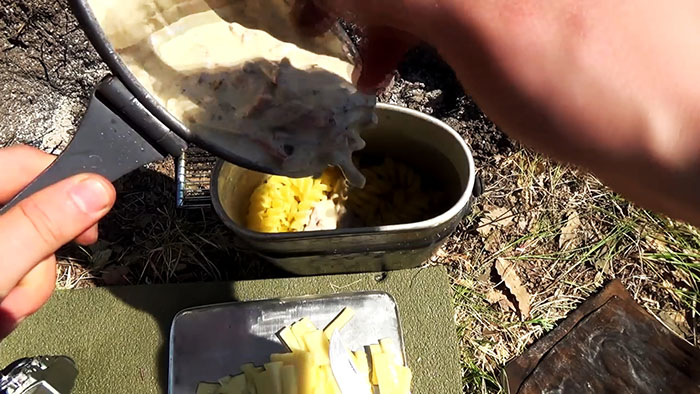 Picknick i naturen läcker pasta på elden