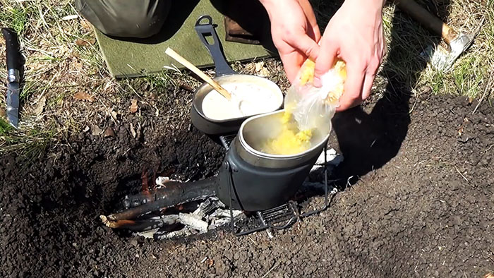 Piknik u prirodi ukusna tjestenina na vatri