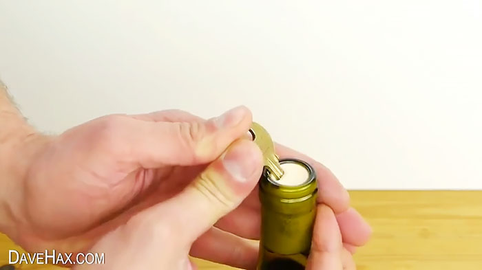 Další ošemetný způsob, jak otevřít láhev bez vývrtky