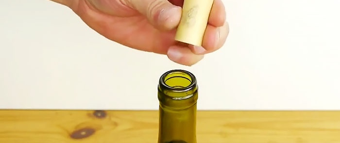 Une autre façon délicate d'ouvrir une bouteille sans tire-bouchon