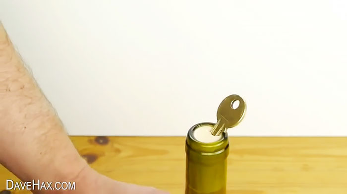 Un altro modo complicato per aprire una bottiglia senza cavatappi