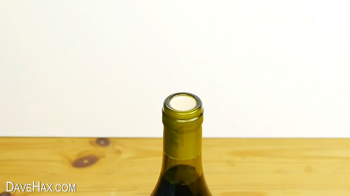 Outra maneira complicada de abrir uma garrafa sem saca-rolhas