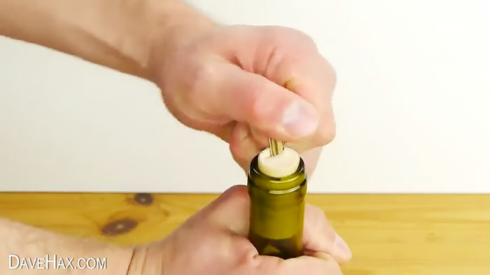 Una altra manera complicada d'obrir una ampolla sense un llevataps