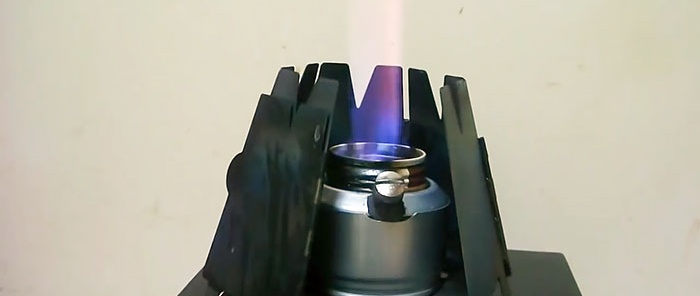Cremador de raig d'alcohol fabricat amb llaunes d'alumini
