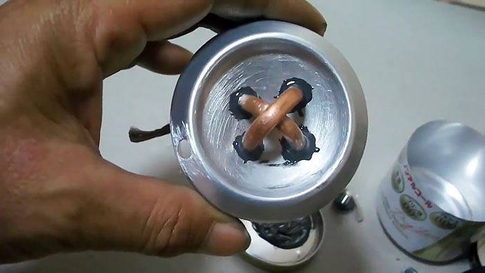 Spritbrännare gjord av aluminiumburkar