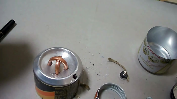 Alkoholni mlazni plamenik izrađen od aluminijskih limenki