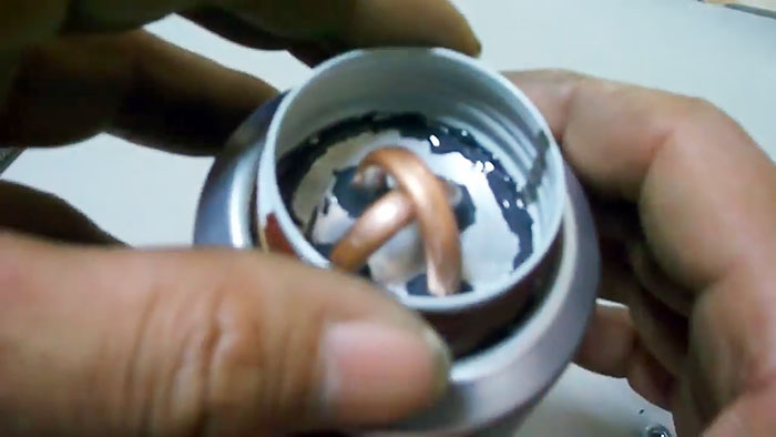 Cremador de raig d'alcohol fabricat amb llaunes d'alumini