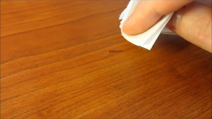 Как бързо да премахнете драскотина върху мебели