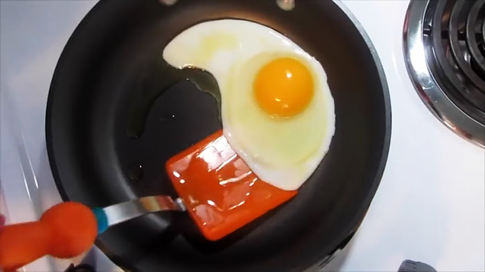 Cara menggoreng telur rebus tanpa air